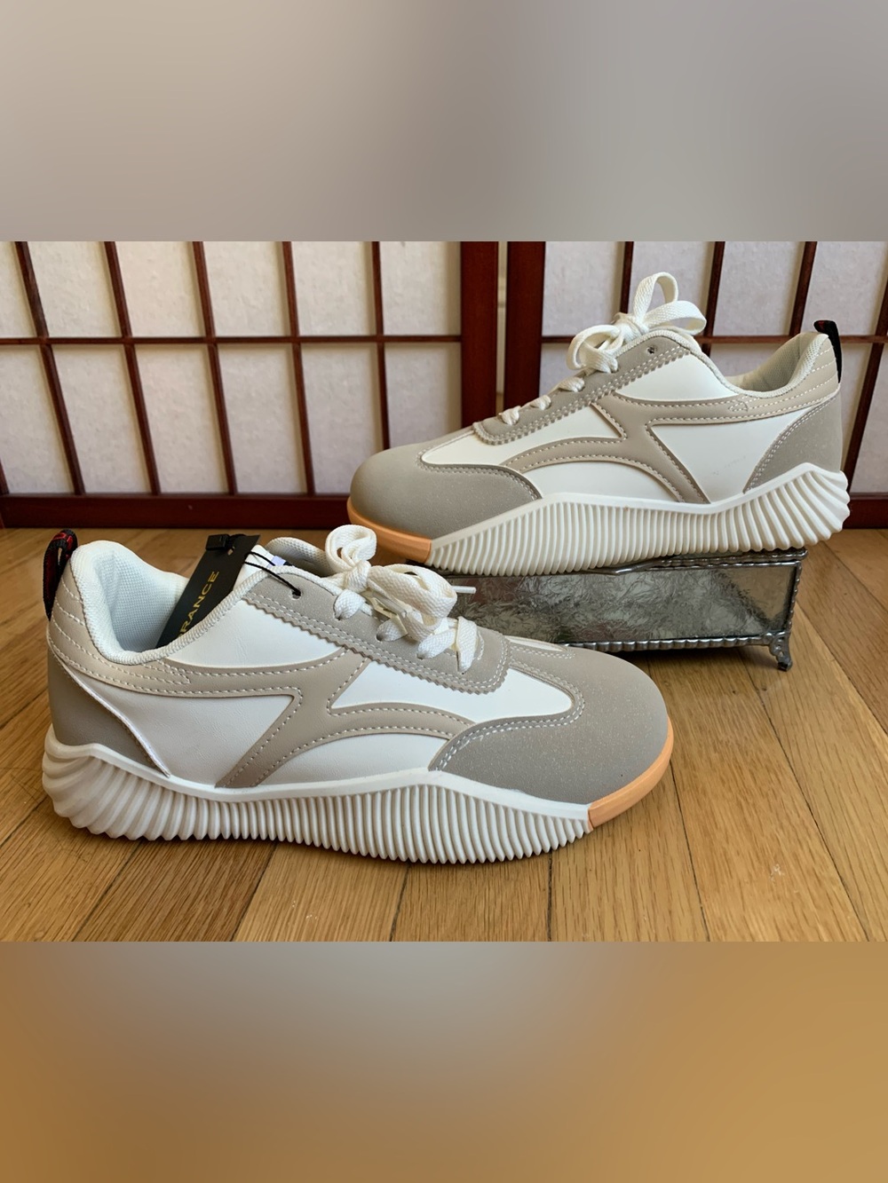 NWOB De Florance DF White/Taupe/Orange Sneakers Women’s US Size 8/UK 6/EUR 38.5